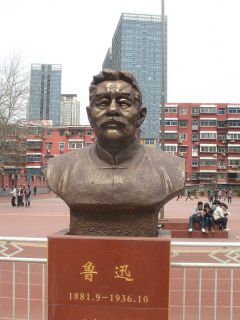 一組精美的外國(guó)名人雕像