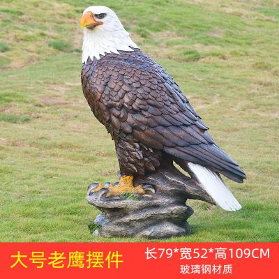 動(dòng)物園一只孤獨(dú)的樹(shù)脂老鷹雕塑