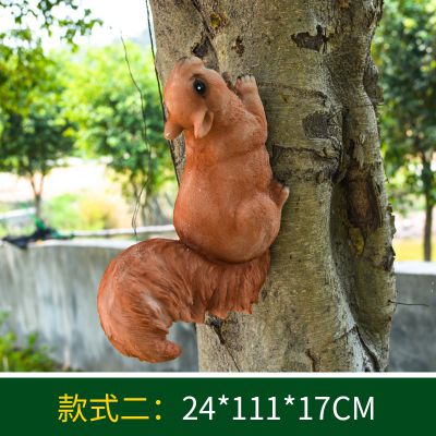 公園一只樹上爬行的玻璃鋼松鼠雕塑