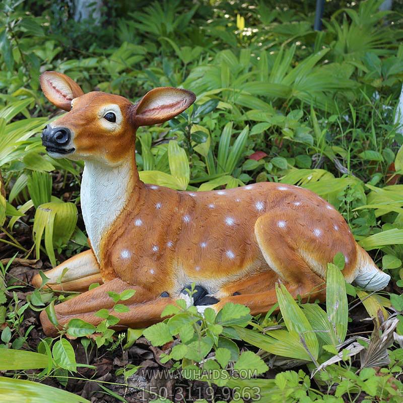 公園景區(qū)一只臥著的玻璃鋼彩繪梅花鹿雕塑