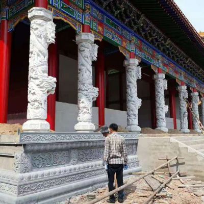 景區(qū)寺廟古建筑門前擺放漢白玉石雕龍石柱