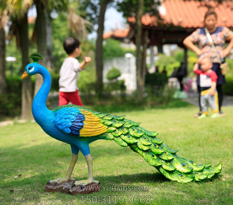 公園草坪擺放的行走的玻璃鋼彩繪孔雀雕塑