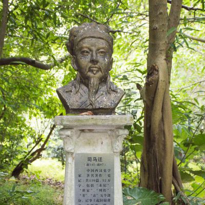 學(xué)院操場擺放古代歷史之父司馬遷頭像銅雕