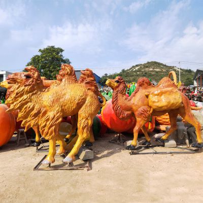 公園街道擺放的玻璃鋼噴漆的駱駝雕塑