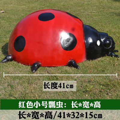 公園里擺放的紅色大號玻璃鋼卡通瓢蟲雕塑