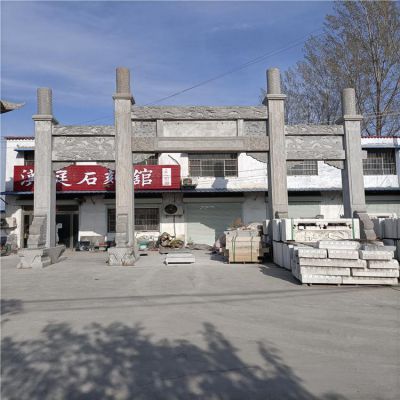 農(nóng)村景區(qū)入口擺放青石雕刻仿古建牌坊