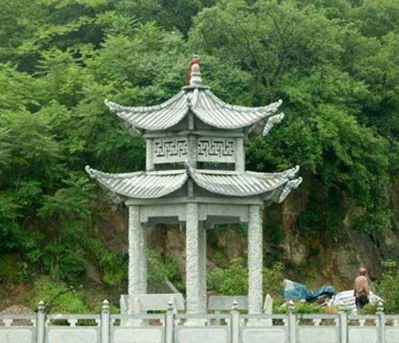 鄉(xiāng)村河道邊擺放鏤空雕刻青石仿古建涼亭