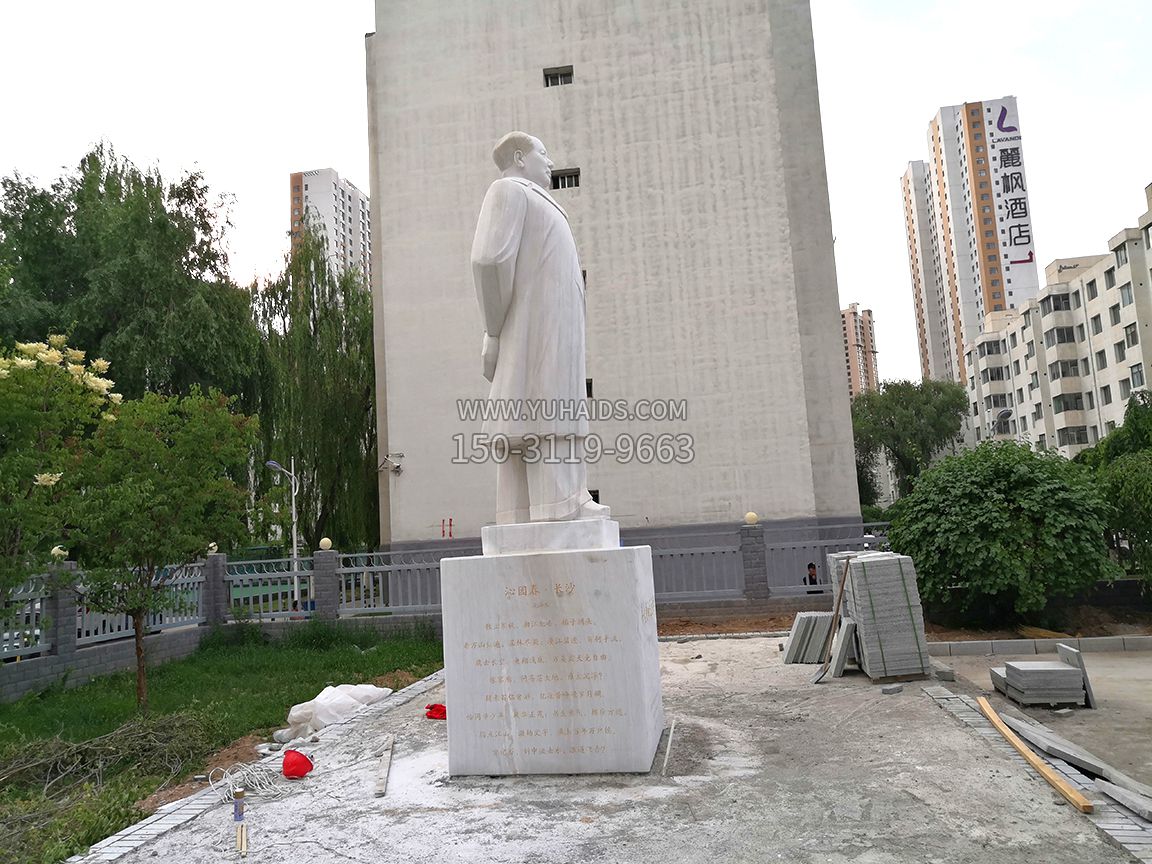 青海石油博物館，漢白玉毛主席石雕像，側(cè)視效果